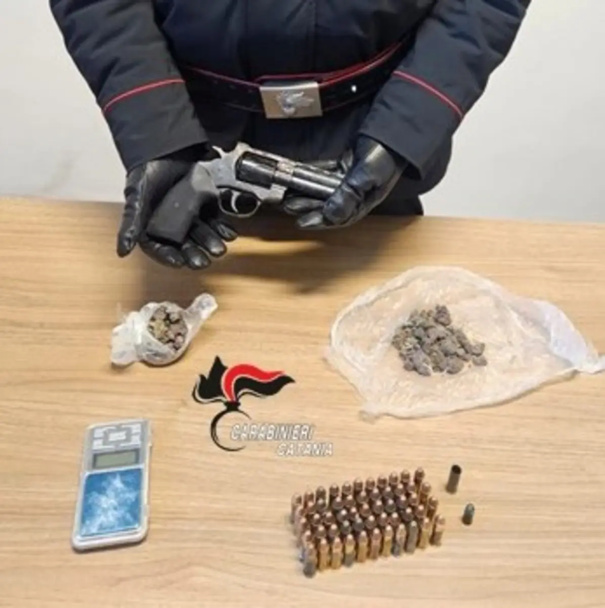 Droga, armi e lavoro nero: blitz dei Carabinieri