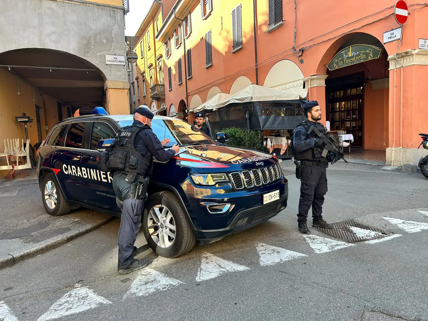 Droga, tre arresti a Bologna: sequestrati cocaina e hashish