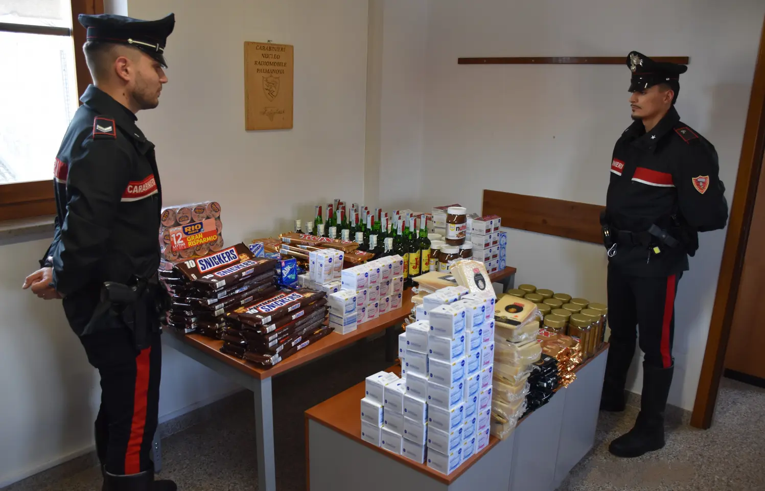 Due stranieri denunciati con 9 borsoni di merce rubata