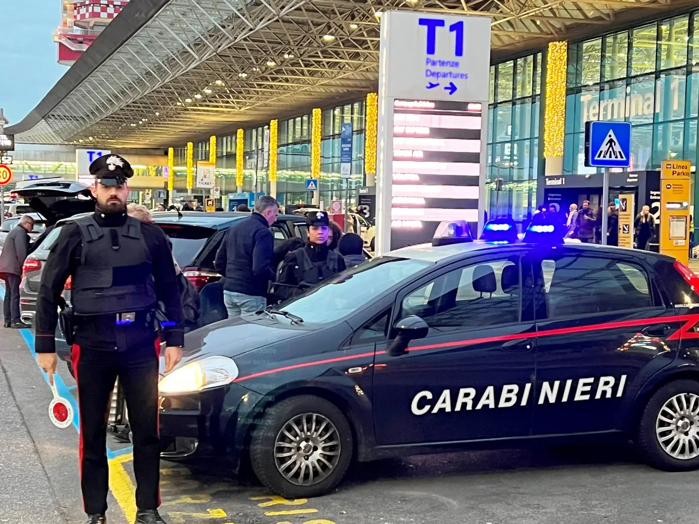 Fiumicino: 11 persone allontanate dall'aeroporto per abusivismo