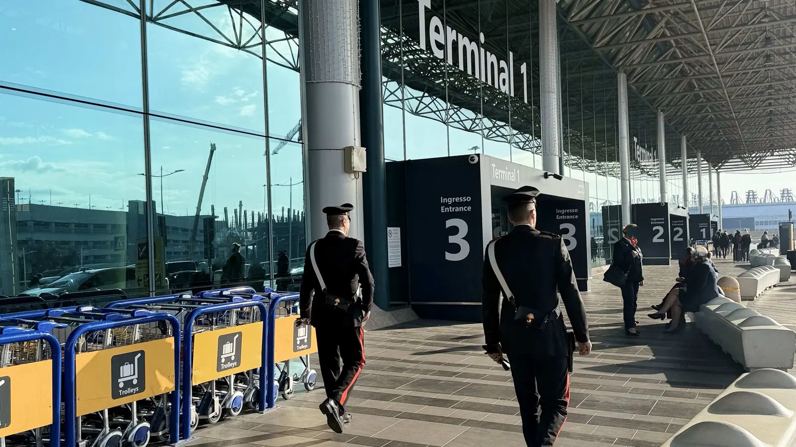Fiumicino: Carabinieri contro NCC e abusivi, 9 allontanati