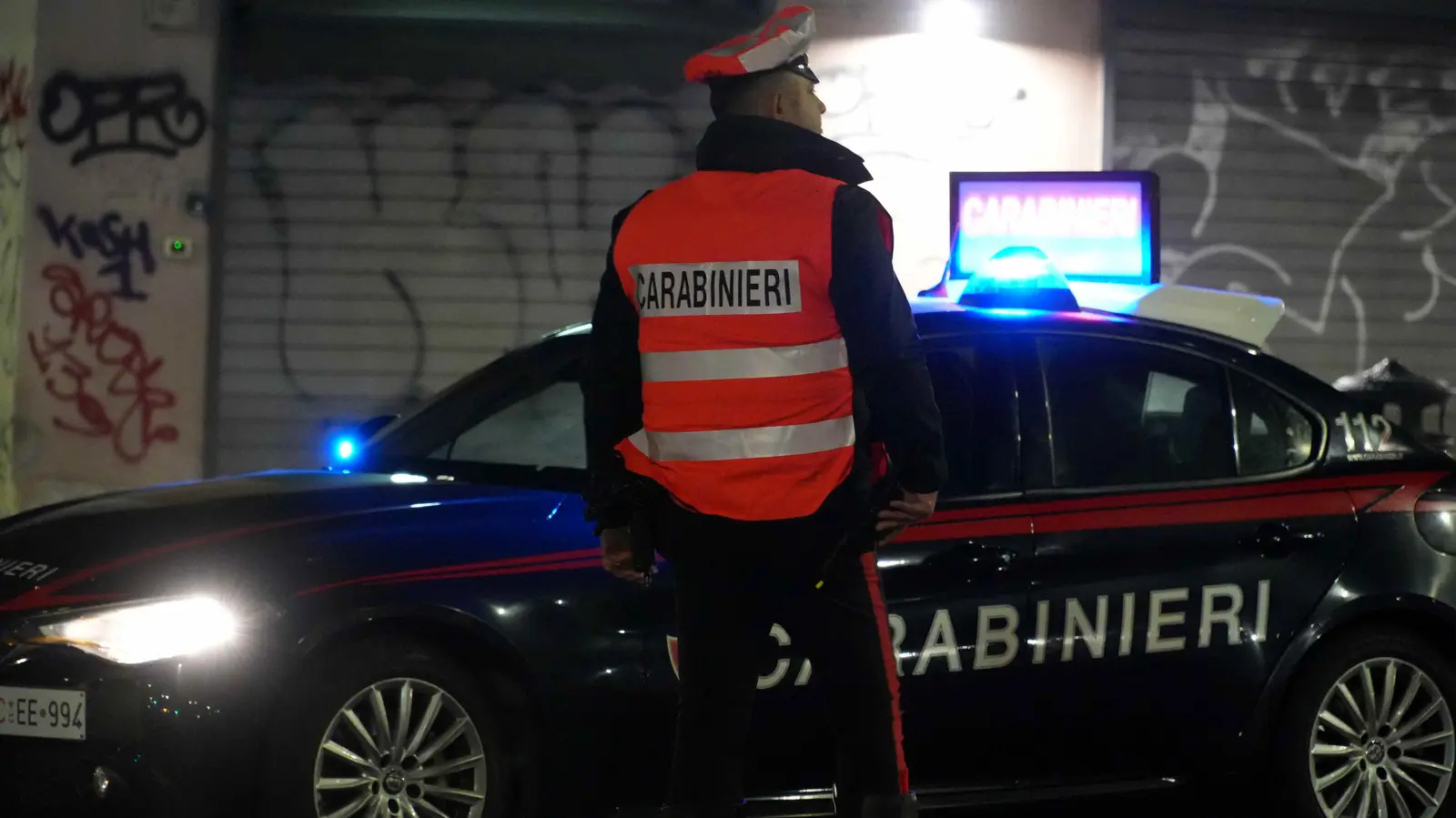 Fugge all'alt, investe carabiniere: arrestato 49enne