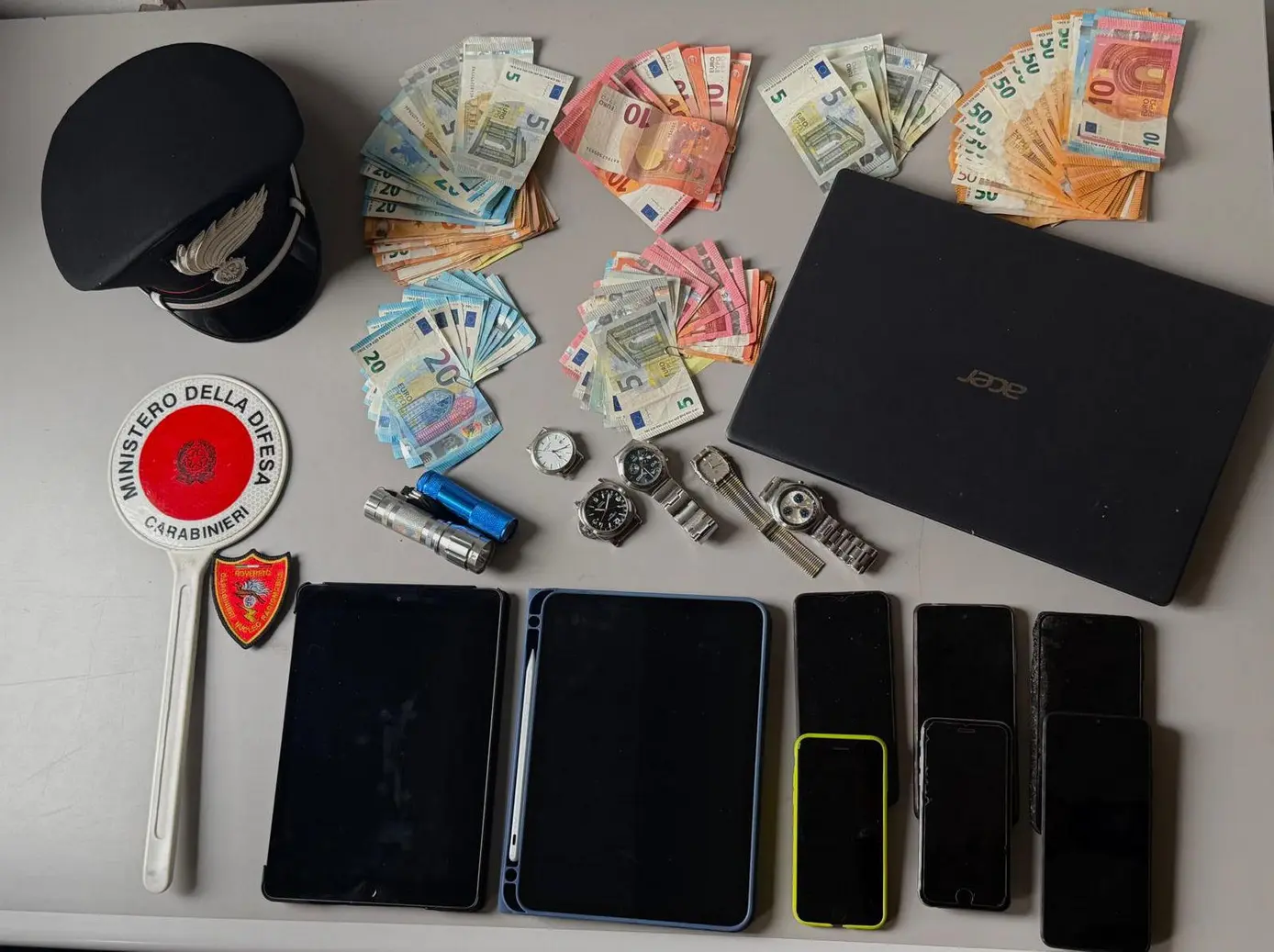 Furti in provincia: Carabinieri sequestrano denaro e refurtiva
