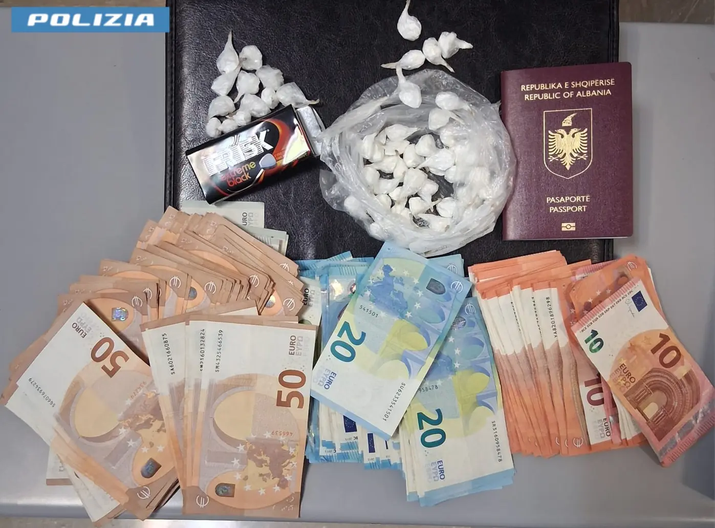 Gaeta: arrestato albanese per spaccio, sequestrata cocaina e denaro