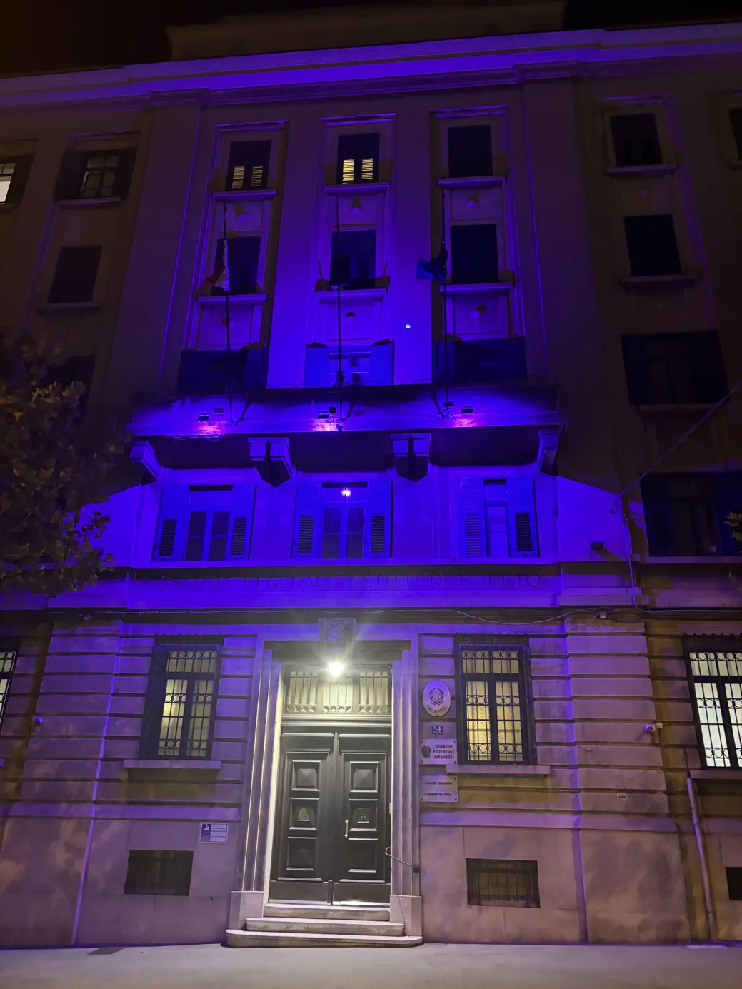 Edificio illuminato di viola per la Giornata Mondiale Alzheimer