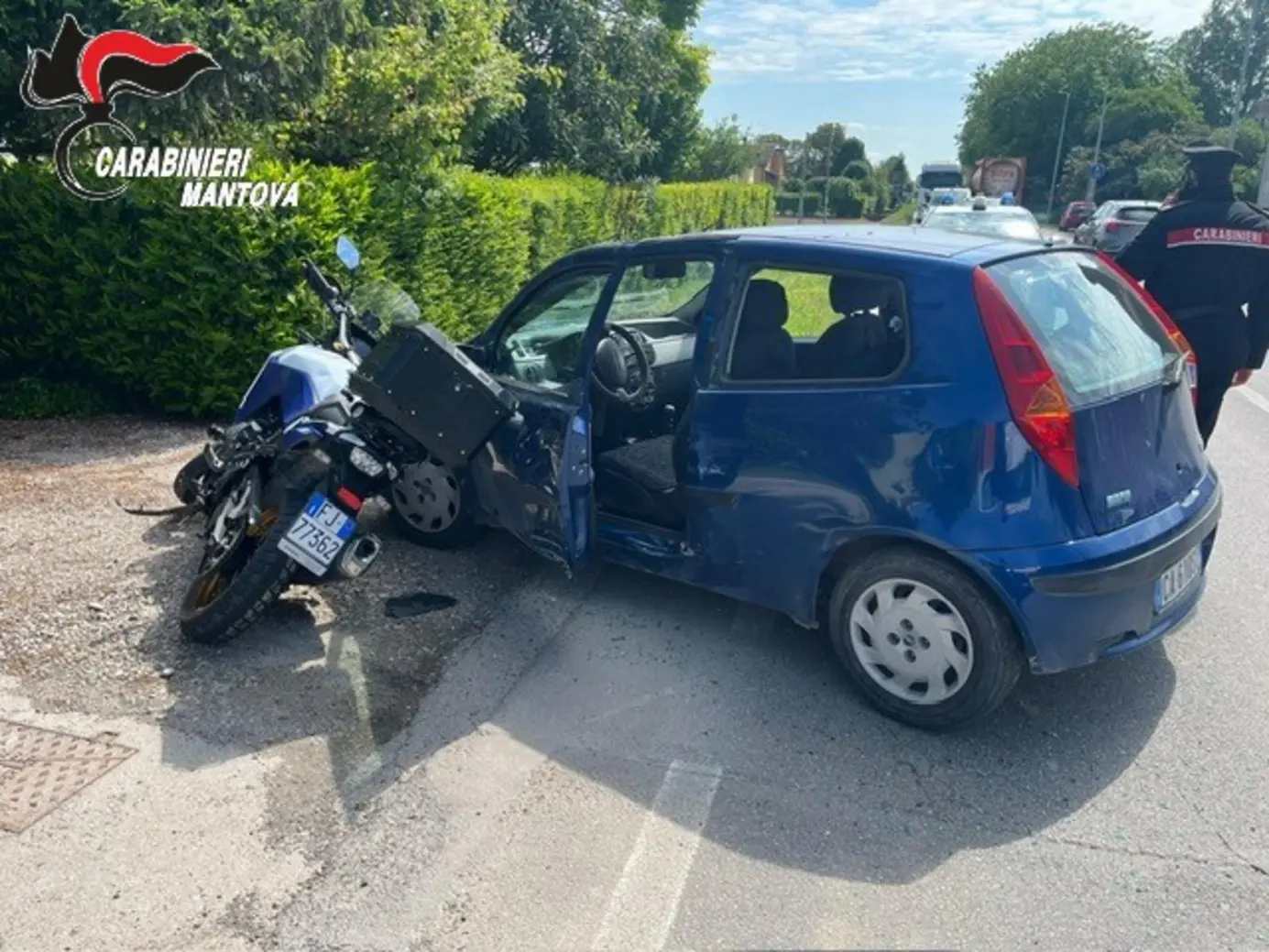 Incidente moto-auto e auto in fiamme nel Mantovano