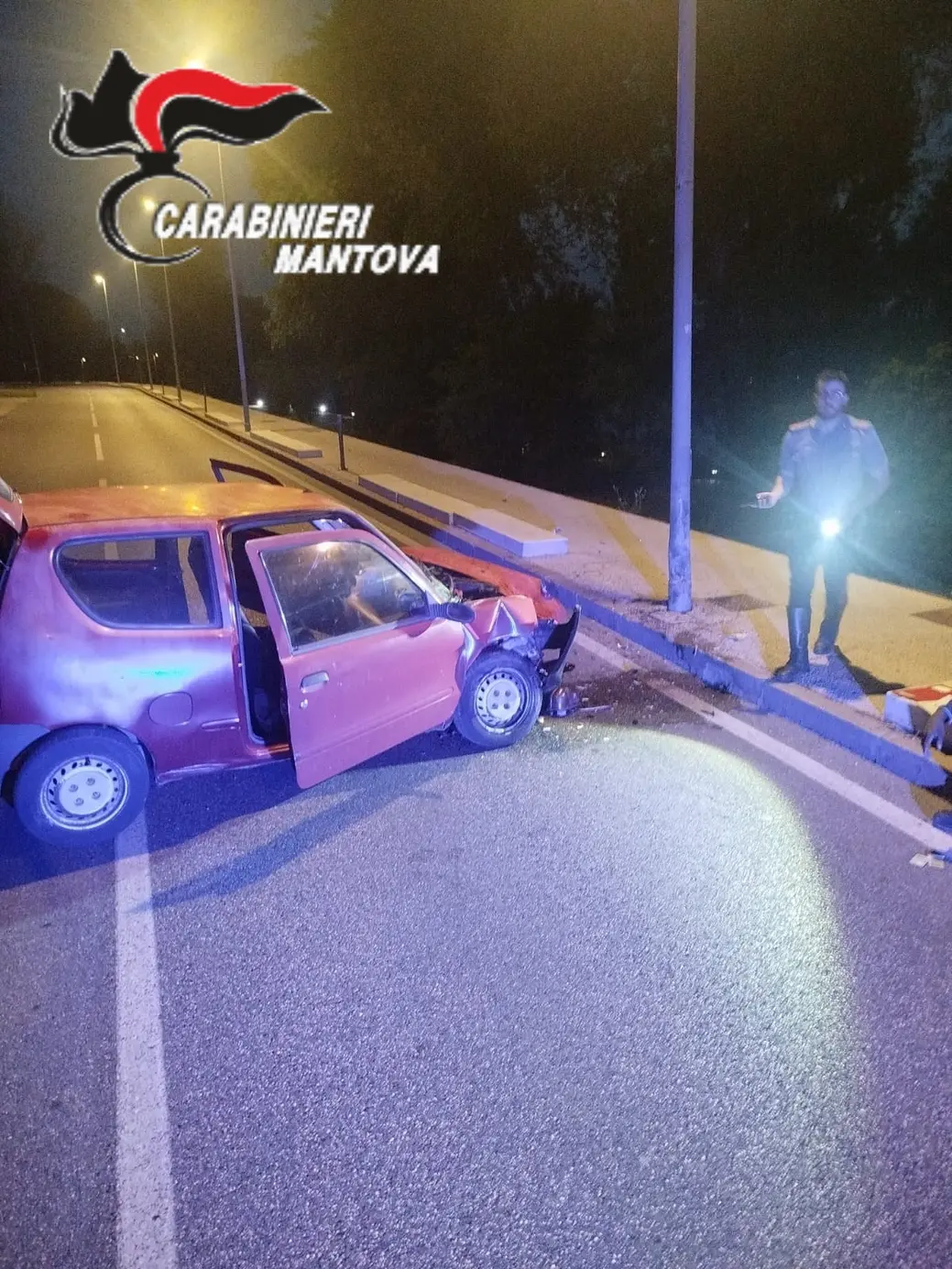 Incidente stradale a Mantova: auto contro palo, conducente illeso