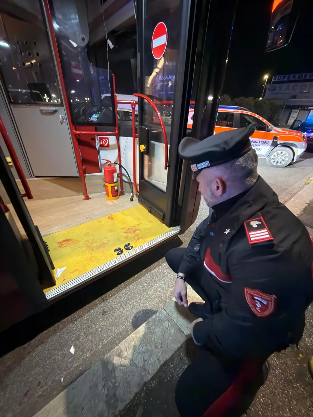Lite su bus finisce con coltellate: arrestato 33enne