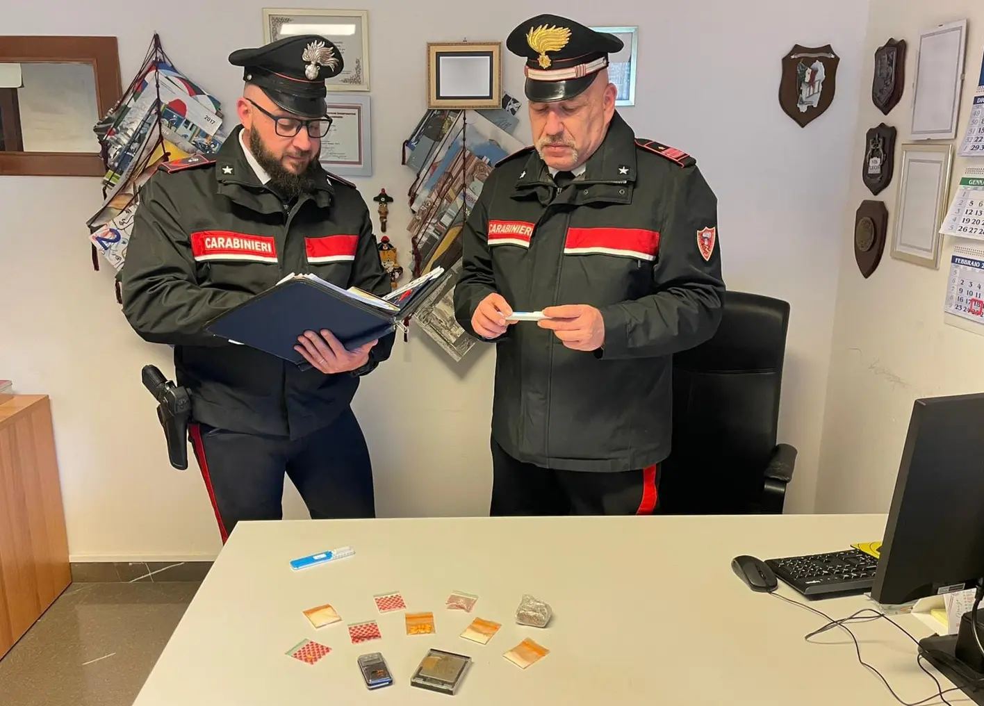 Malore in casa: scoperto "supermercato" di droga