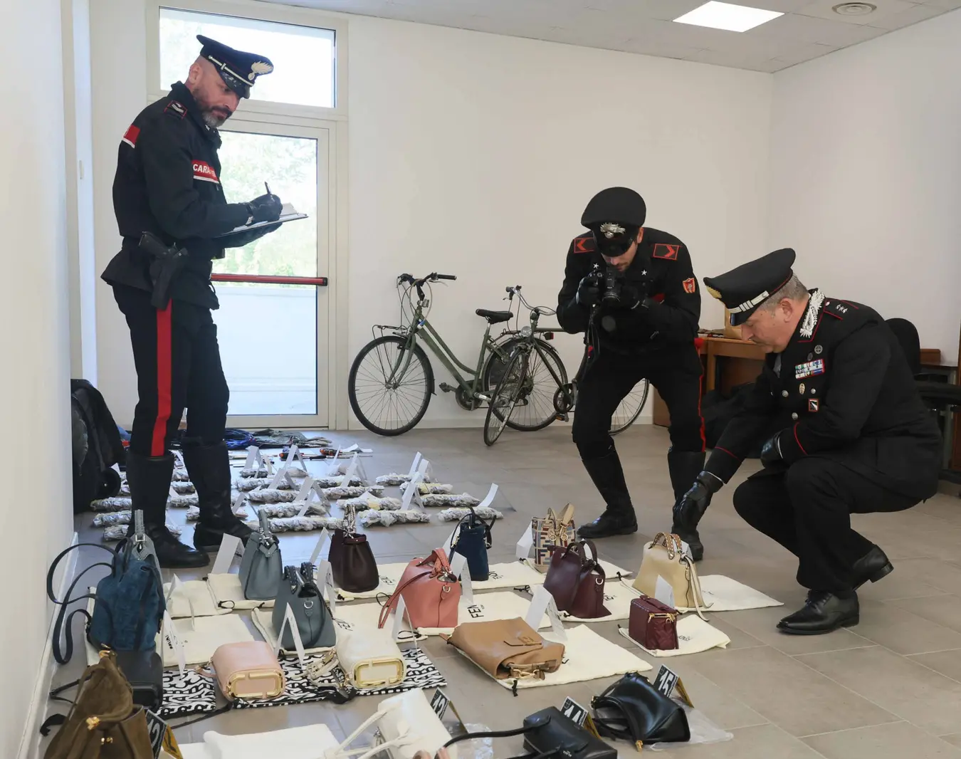 Maxi-sequestro di borse contraffatte a Forlì