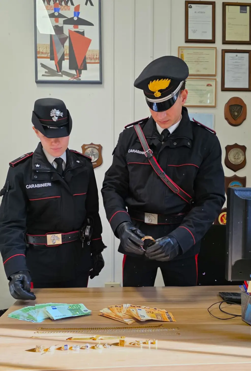 Maxi truffa anziani: arrestati madre e figlio