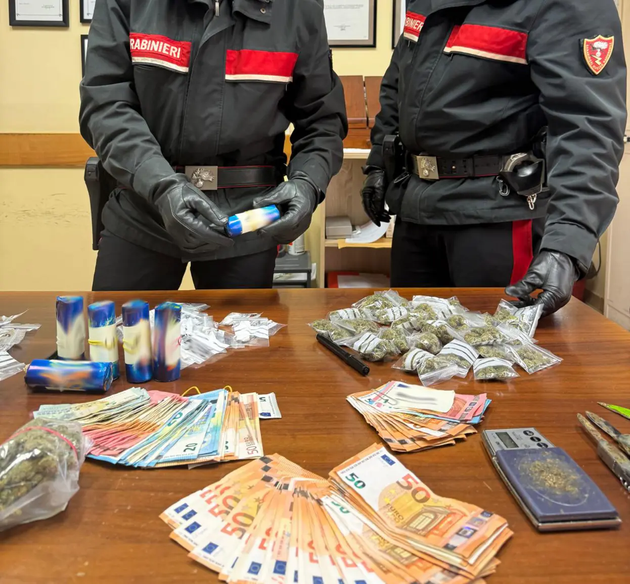 Meta: droga e soldi nel pianoforte, arrestato 23enne