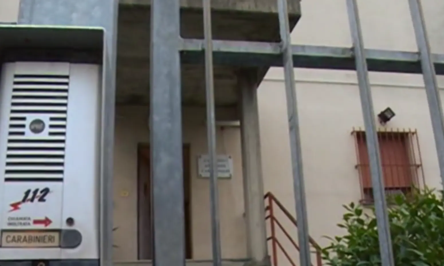 Minorenne minaccia studente con mannaia fuori scuola