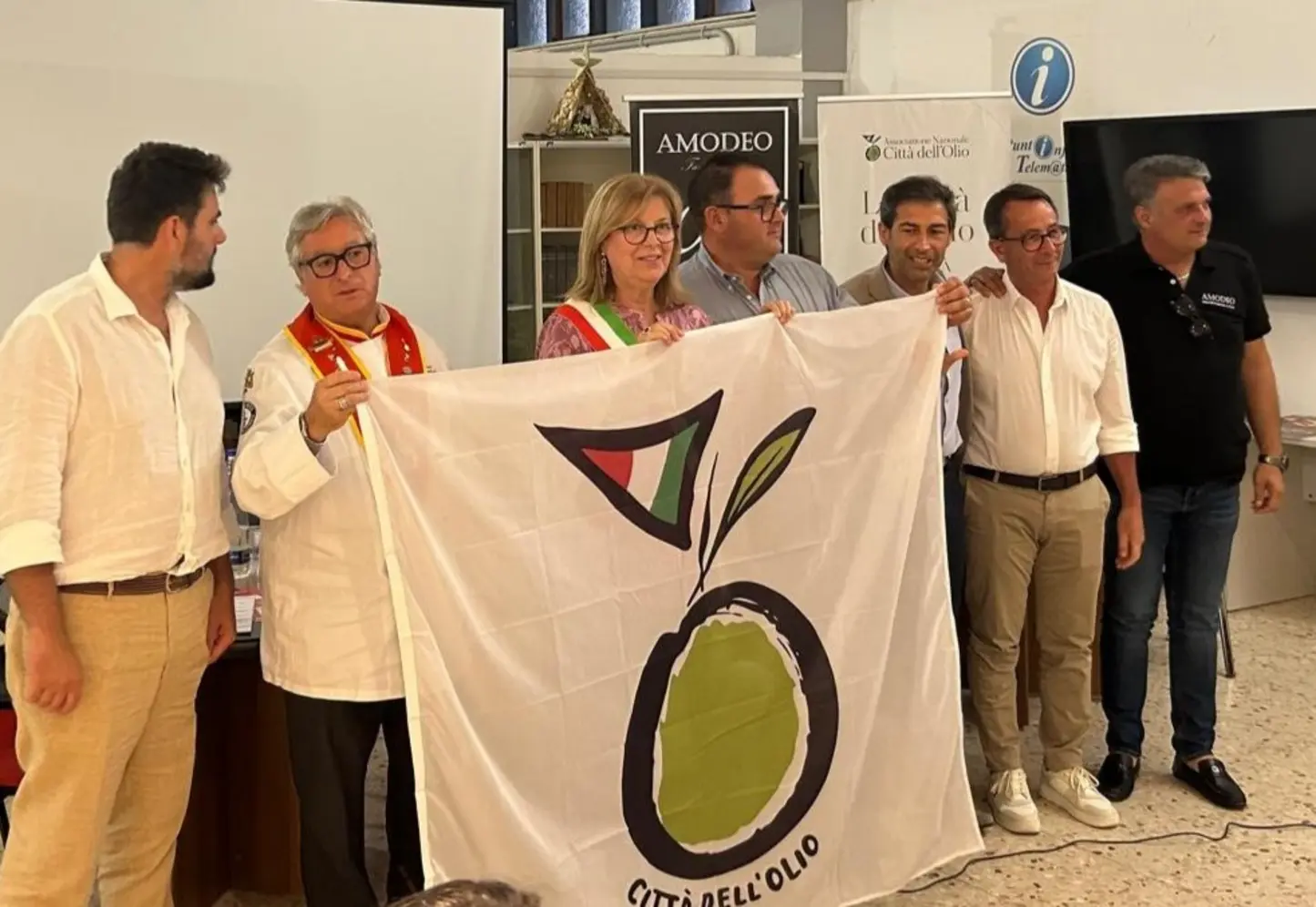 Montevago Città dell'Olio: consegnata bandiera, festa per l'oro verde