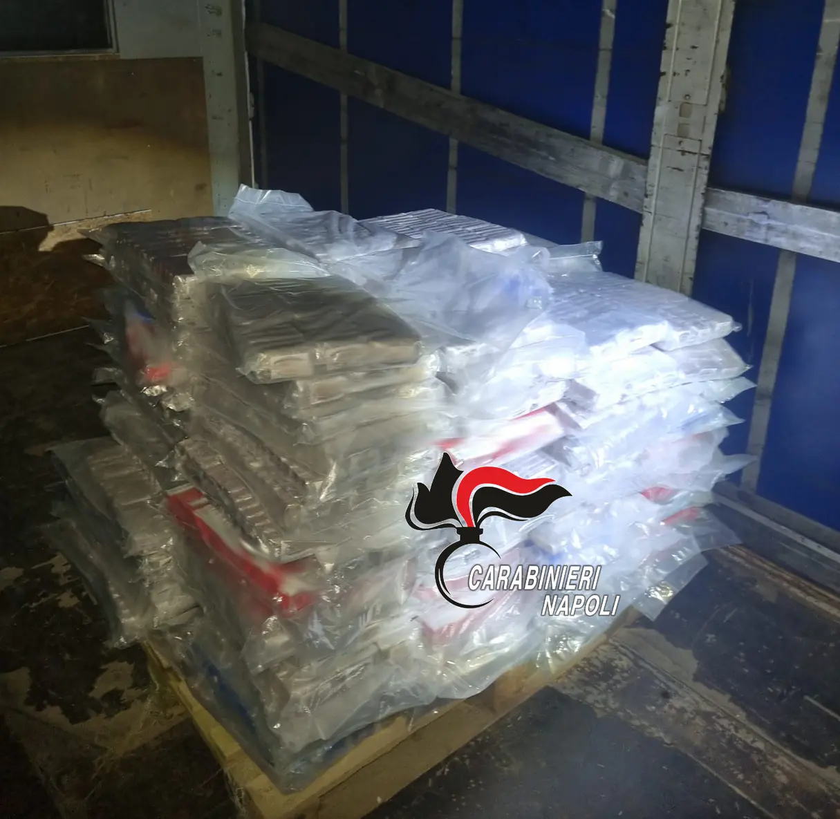 Napoli: quasi una tonnellata di droga sequestrata, due arresti