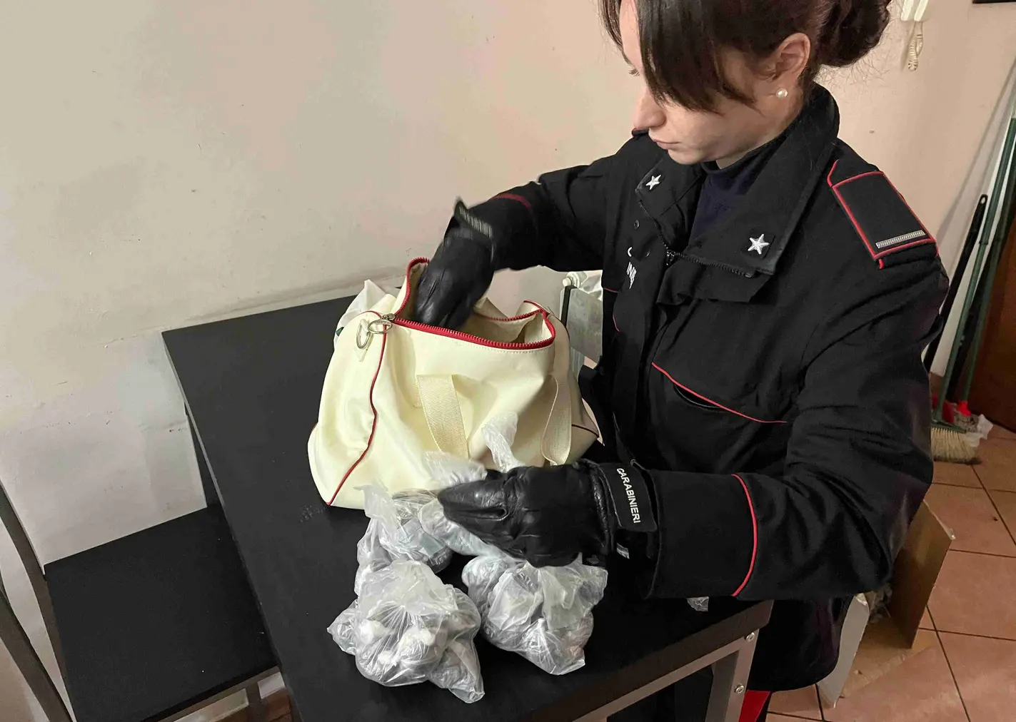 Ostia: maxi operazione antidroga, 5 arresti e 1,5 kg di stupefacenti sequestrati