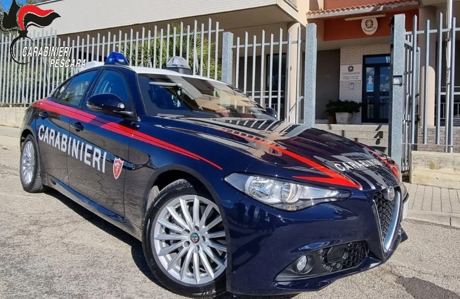 Penne: coltello e droga scoperti dai Carabinieri in un'auto