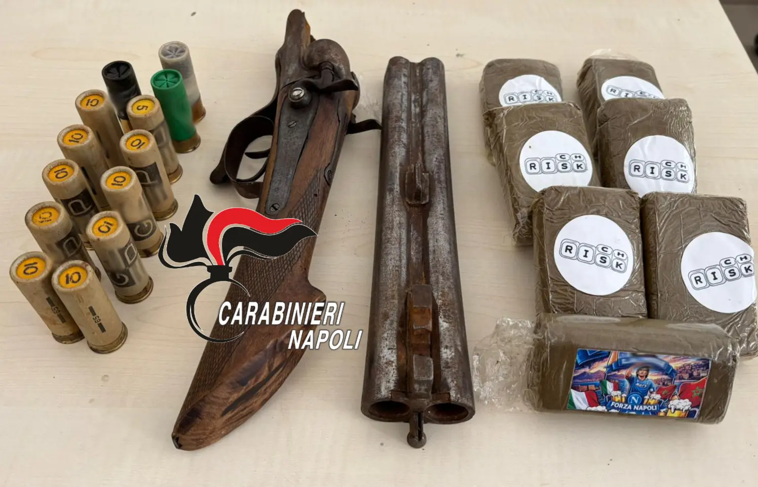 Pozzuoli: hashish e fucile a canne mozze, arrestato 34enne