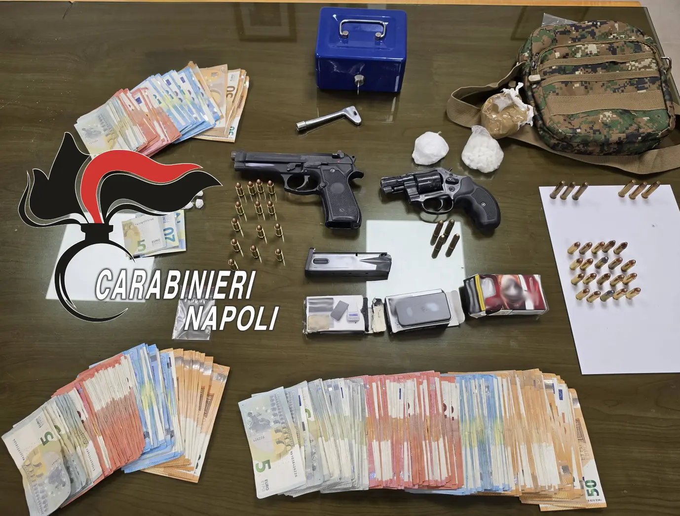 Pozzuoli: pistole, droga e denaro nell'ascensore, arrestato 38enne