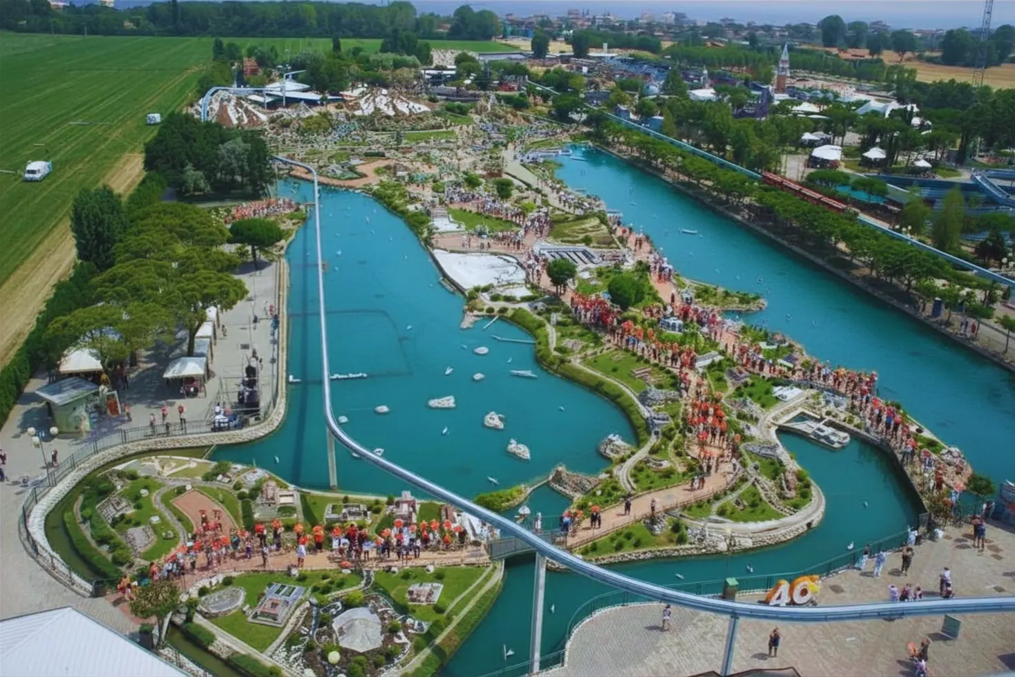 Rimini: Italia in Miniatura celebra il 25 Aprile con un flash mob tricolore