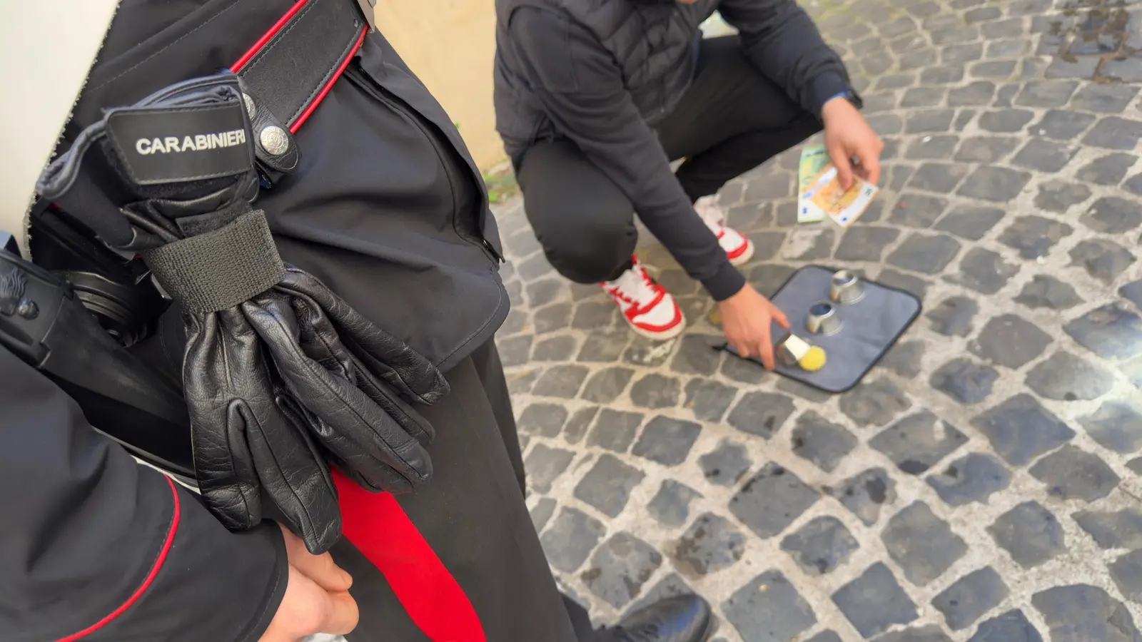 Roma: 10 denunciati per truffa del gioco delle tre campanelle