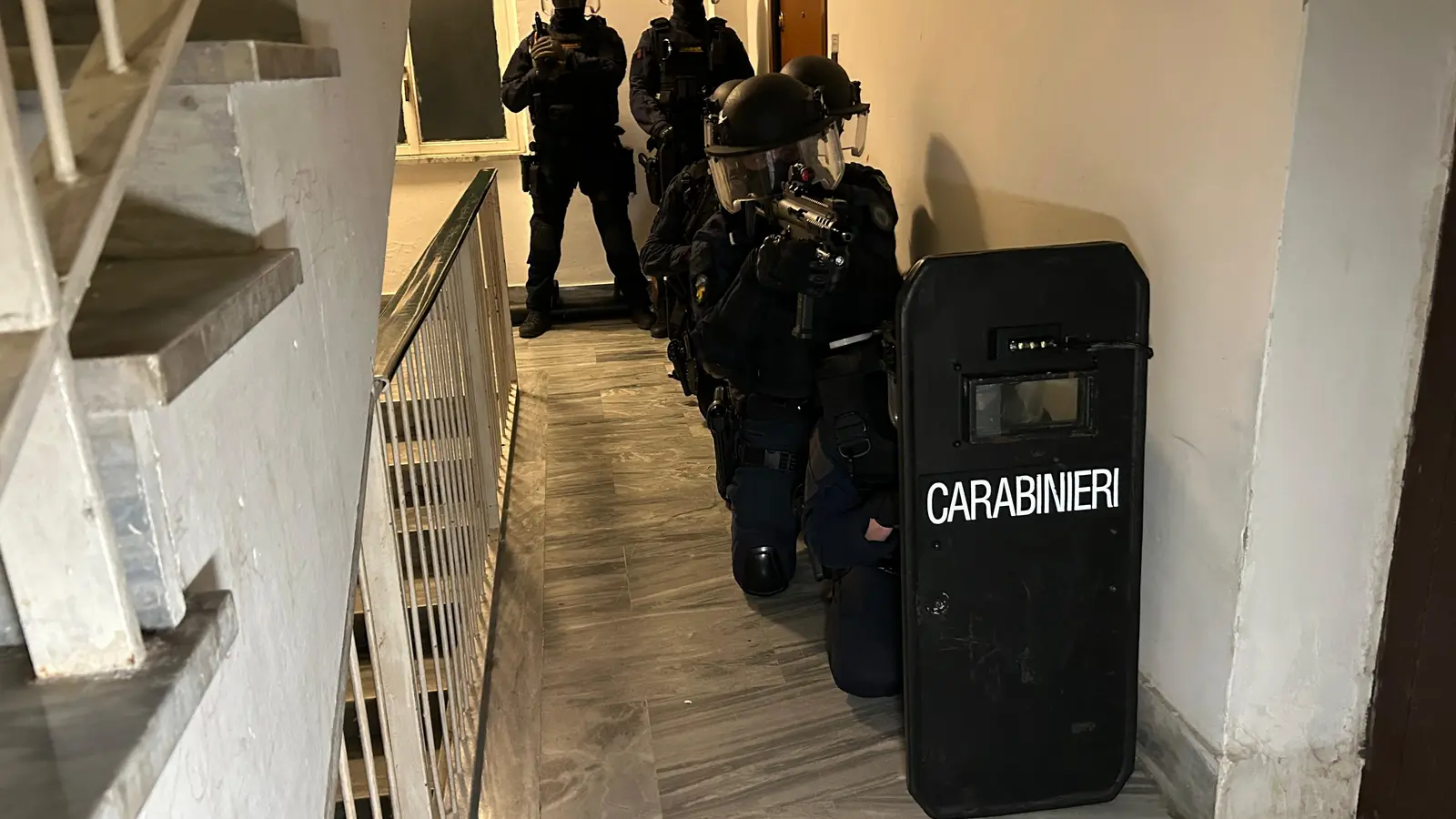 Roma: 13 arresti per droga, armi e tentato omicidio
