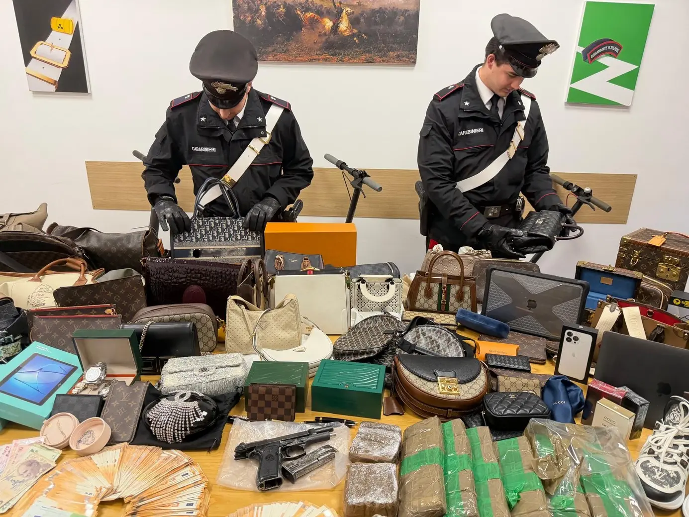 Roma: 24enne arrestata con droga, armi e refurtiva