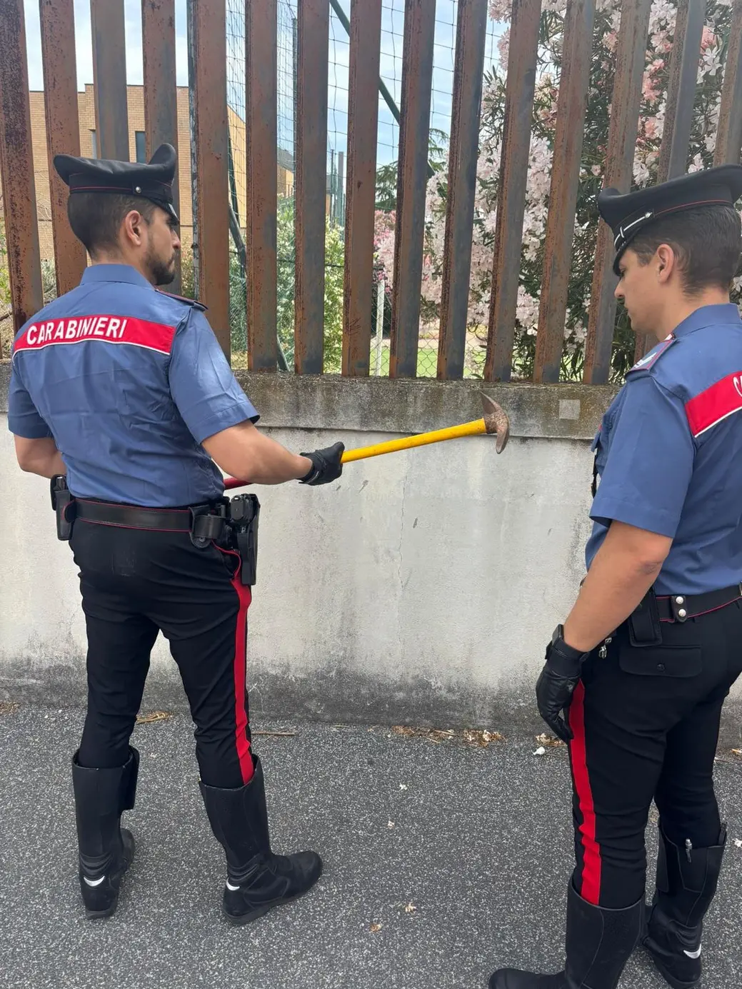 Roma: 38enne arrestato dopo minacce con piccone