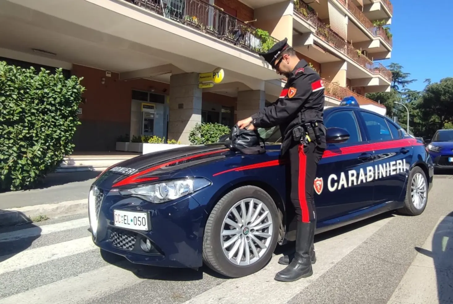 Roma: due arrestati per furto e uso bancomat anziana