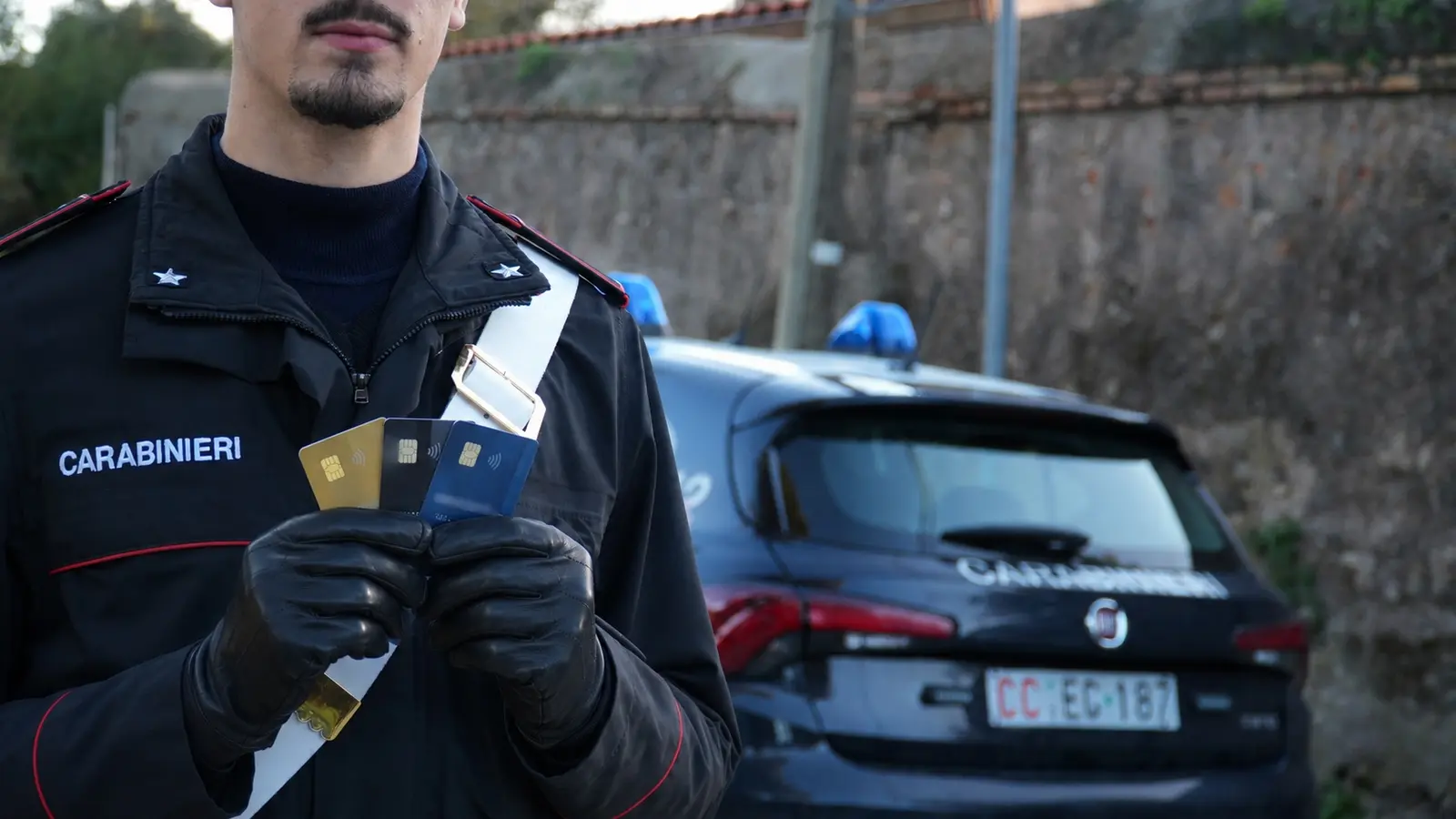 Roma, arrestato 33enne per furto carte di credito al centro commerciale