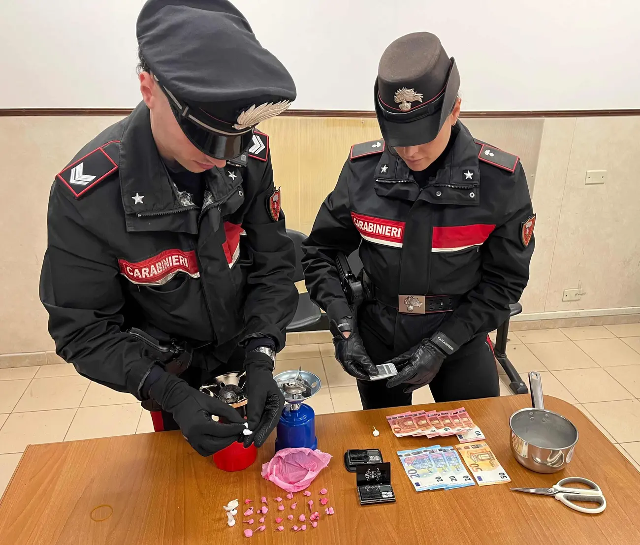 Roma: 17 arresti antidroga, sequestrati 8.500 euro