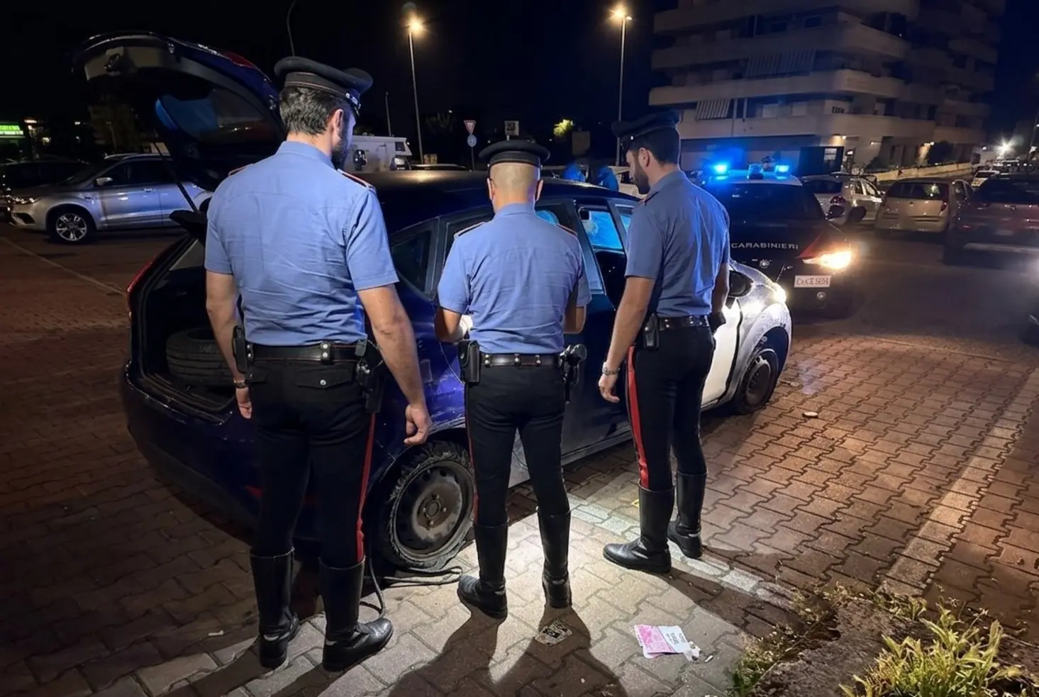 Roma: Carabinieri arrestano due uomini per furti su auto