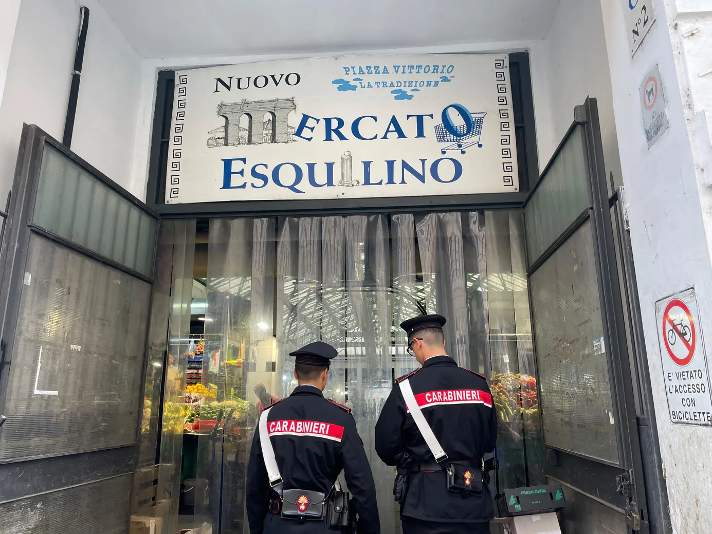 Roma: Carabinieri arrestano 5 persone e sequestrano droga e pistola