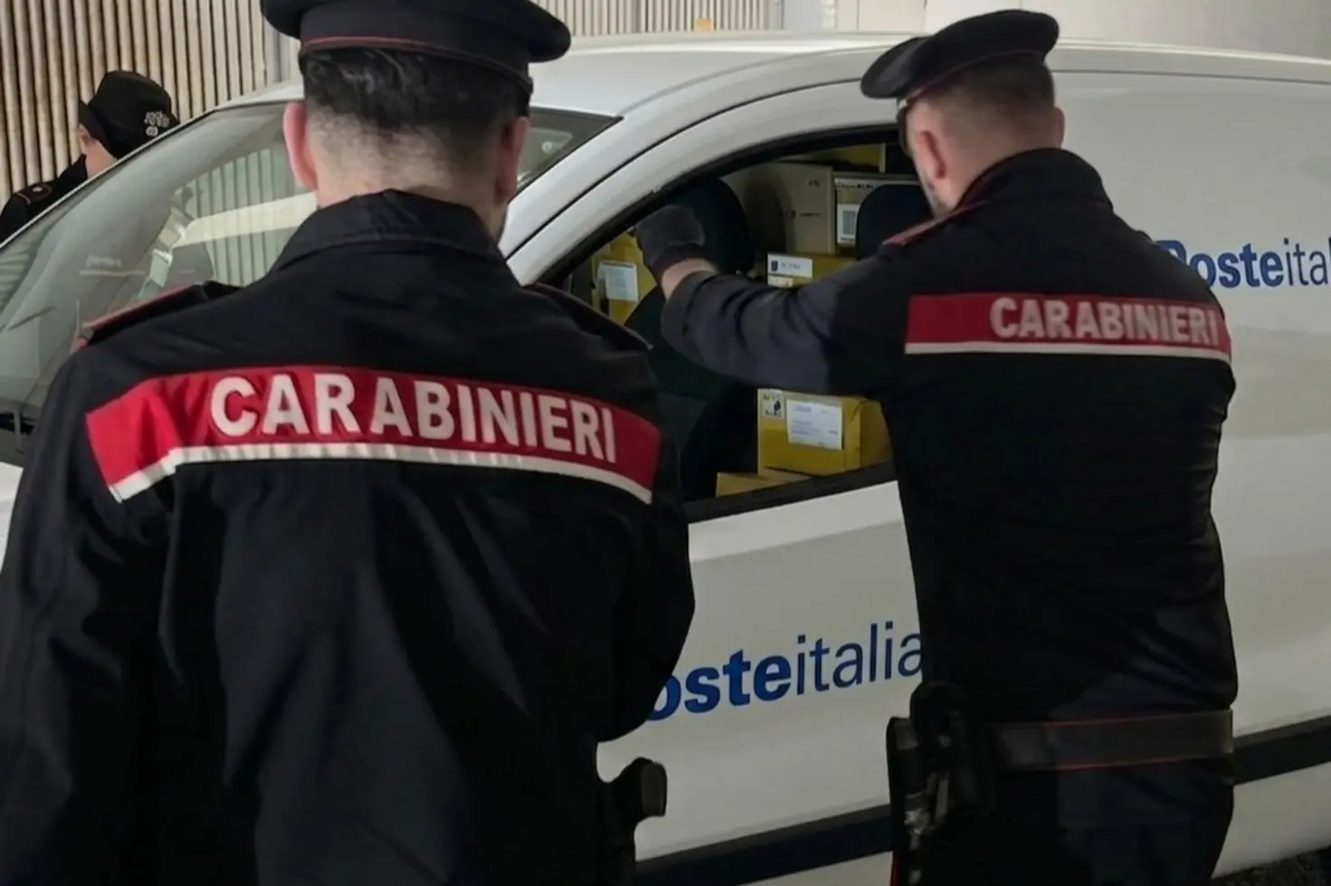 Roma: Carabinieri bloccano furgone Poste rubato