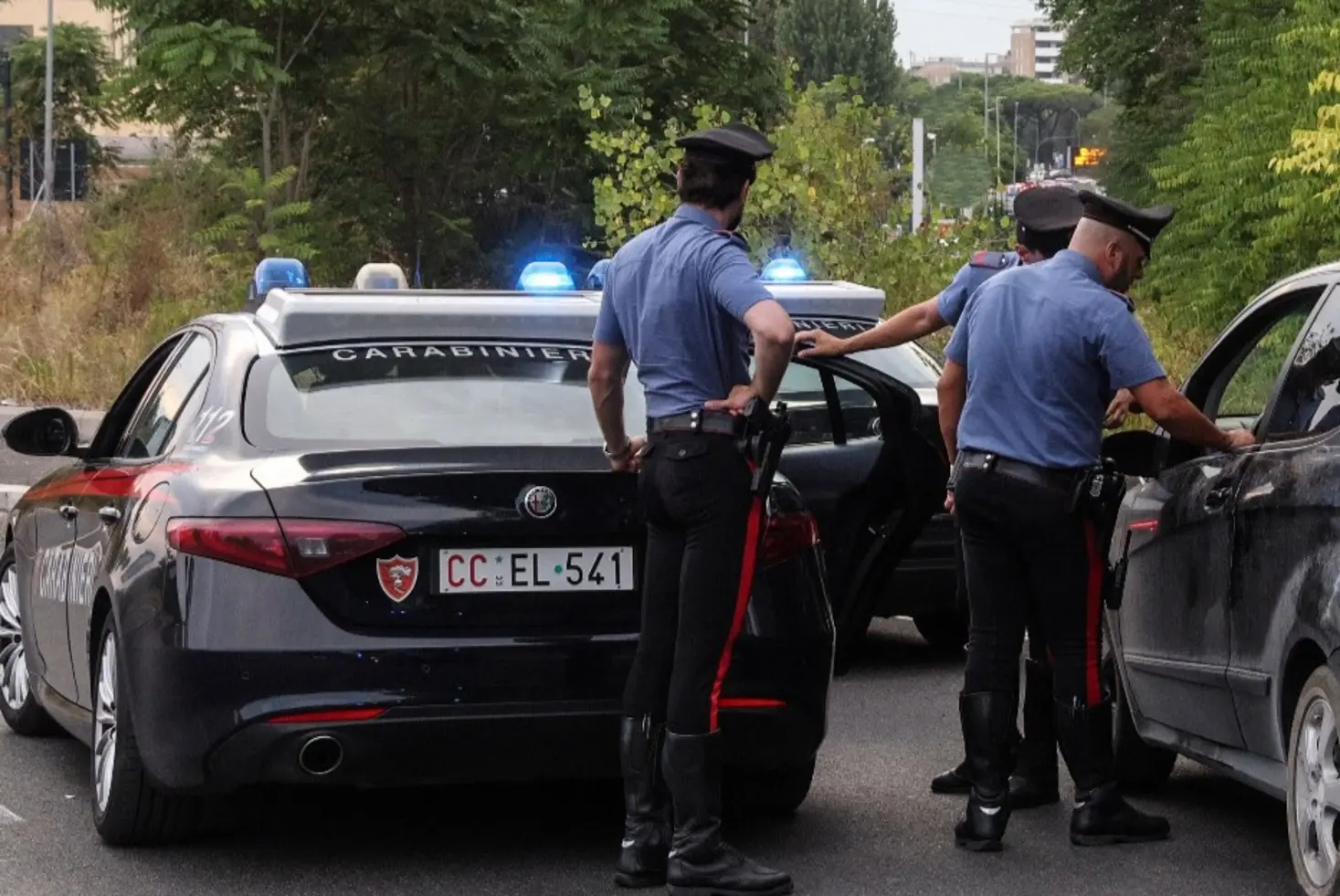 Roma: Carabinieri salvano 21enne sui binari dell'alta velocità