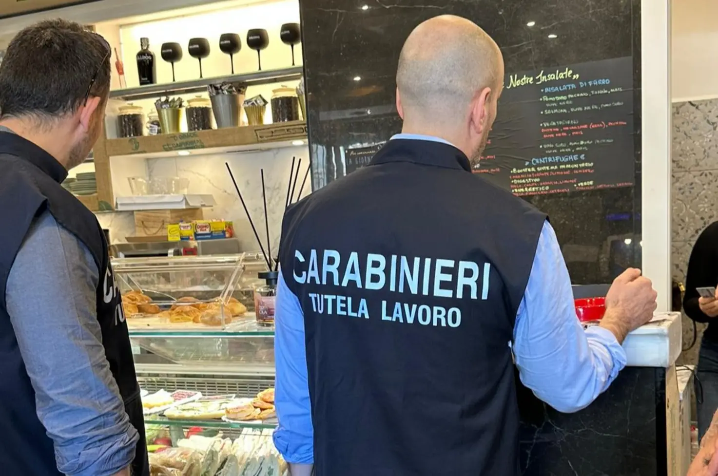 Roma: controlli carabinieri, sospeso bar per lavoro nero