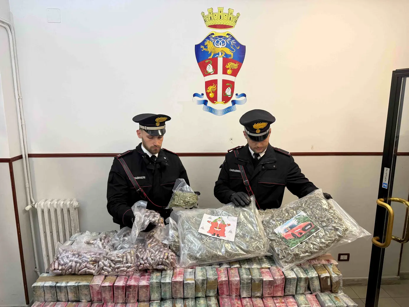 Roma: scoperti quasi mezzo chilo di droga, 3 arresti