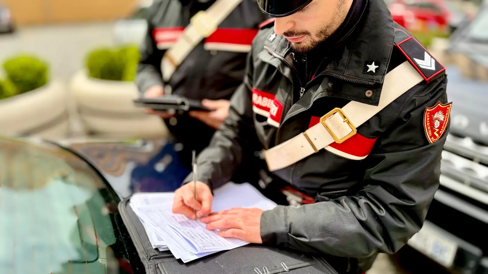 Roma: rubano collana a donna su sedia a rotelle, tre denunciati
