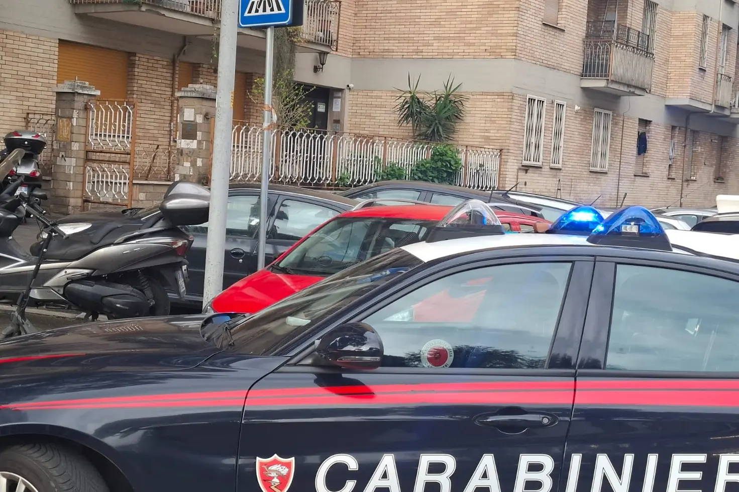 Roma: tenta di sfondare la porta dell'ex con mannaia, arrestato