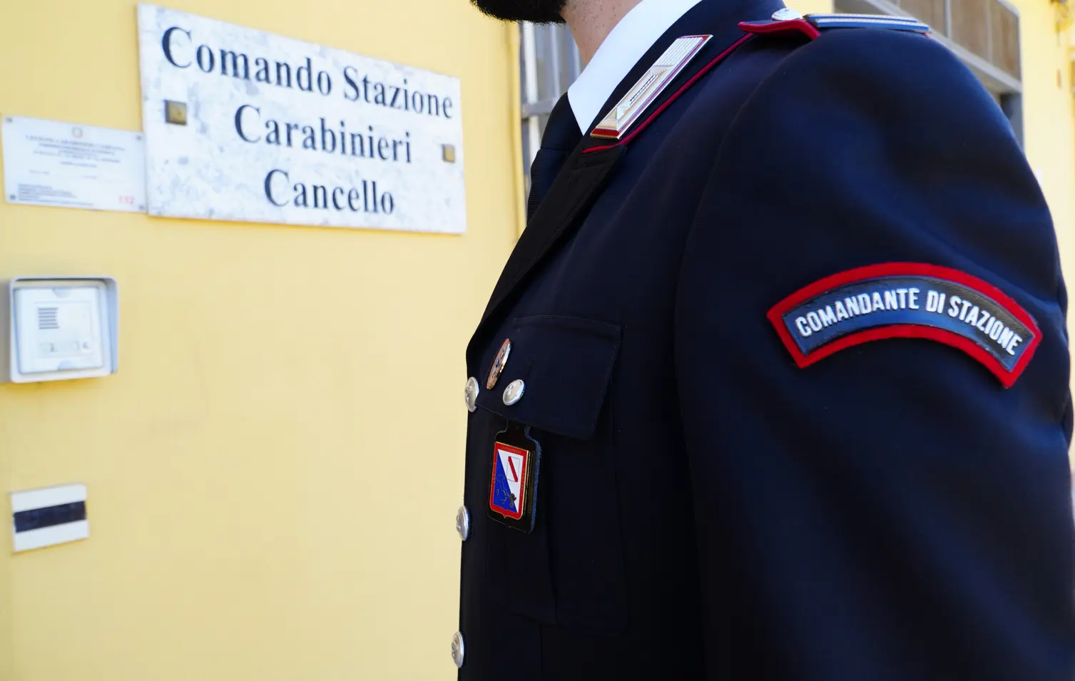 San Felice a Cancello: 22enne minaccia cassiera e danneggia auto