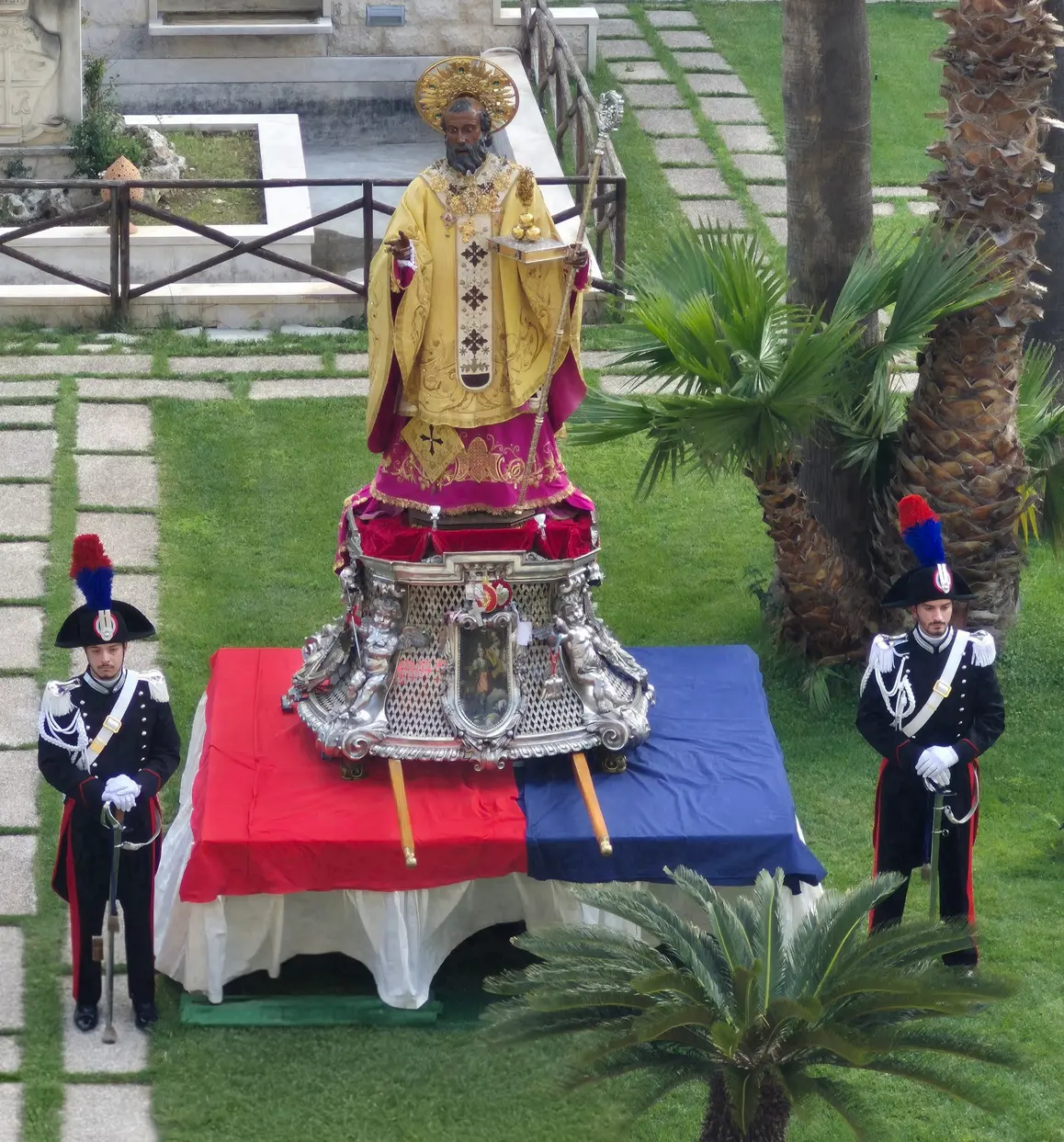 San Nicola omaggiato dai Carabinieri a Bari
