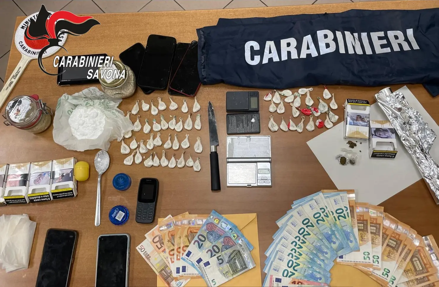 Savona: Carabinieri arrestano due spacciatori, sequestrati droga e denaro