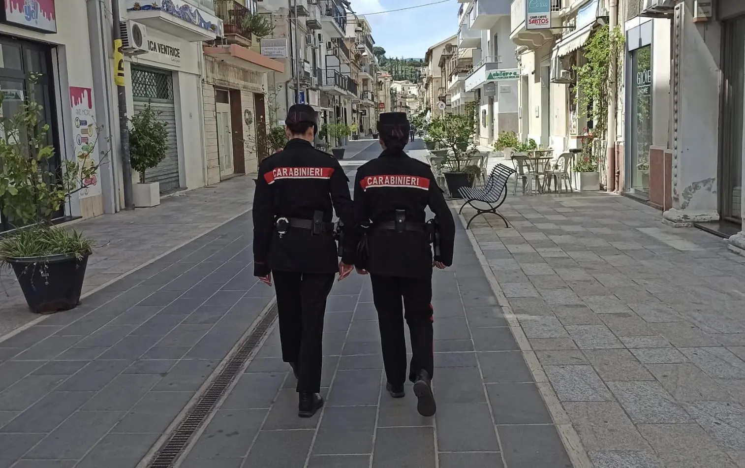 Soverato: controlli dei Carabinieri in un ristorante