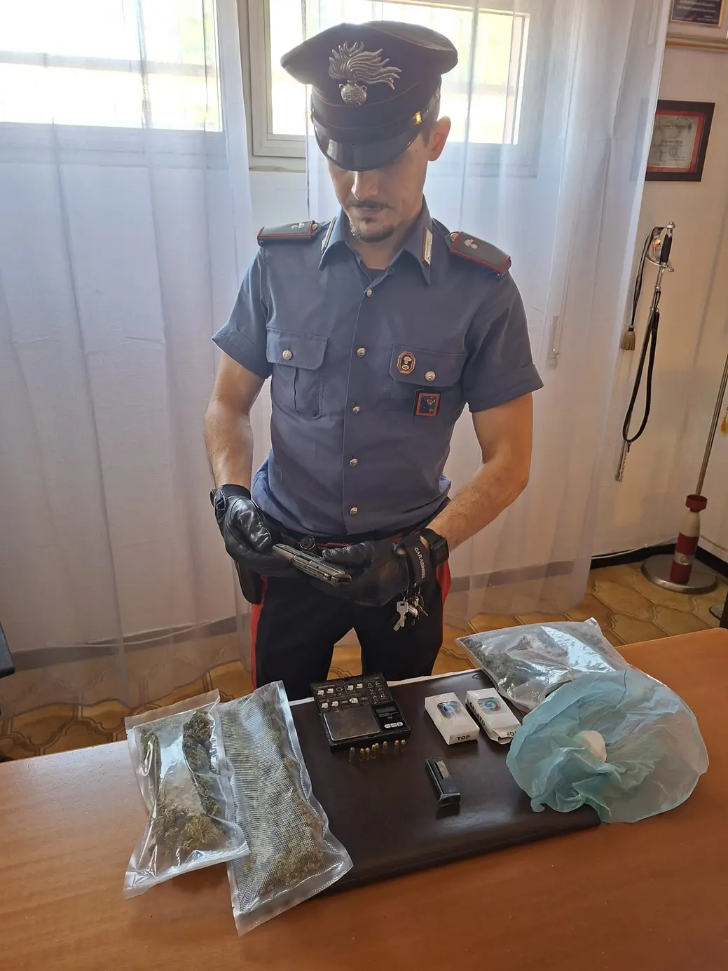 Spaccio e arma modificata: arrestato 56enne ad Ardea