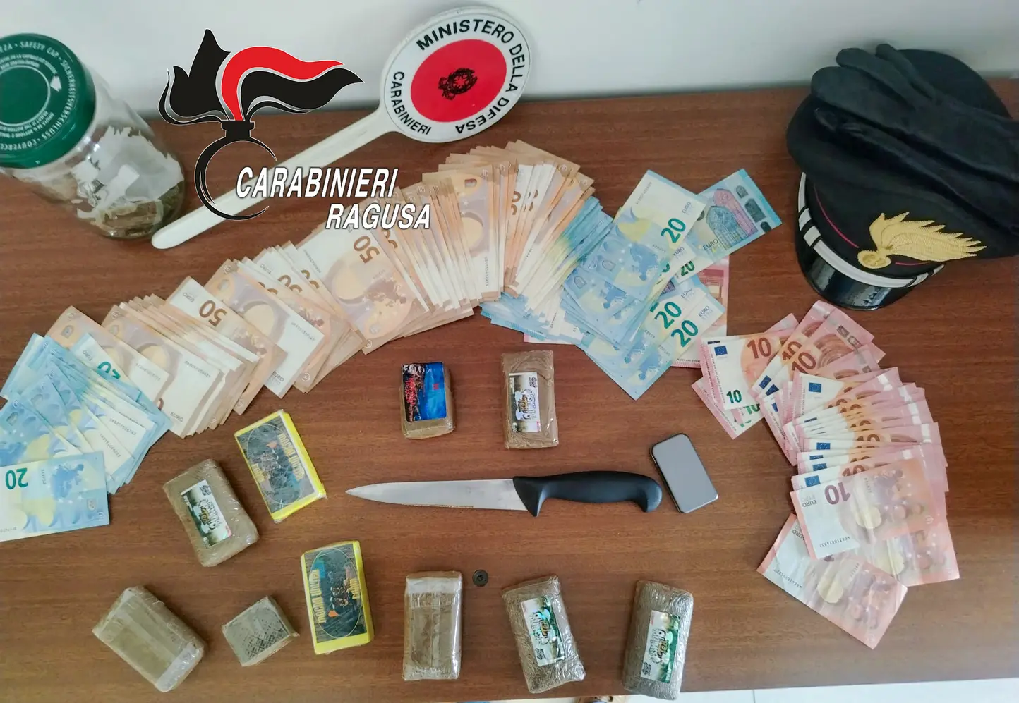 Spaccio di droga a Rosolini: tre arresti e sequestro di un chilo di hashish