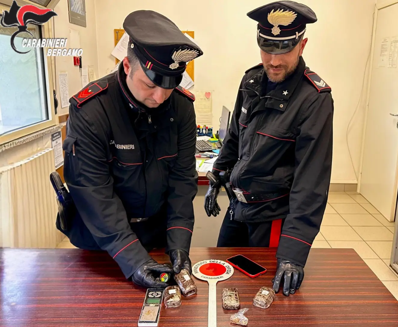 Spaccio ketamina vicino scuola: arrestato 20enne a Bergamo