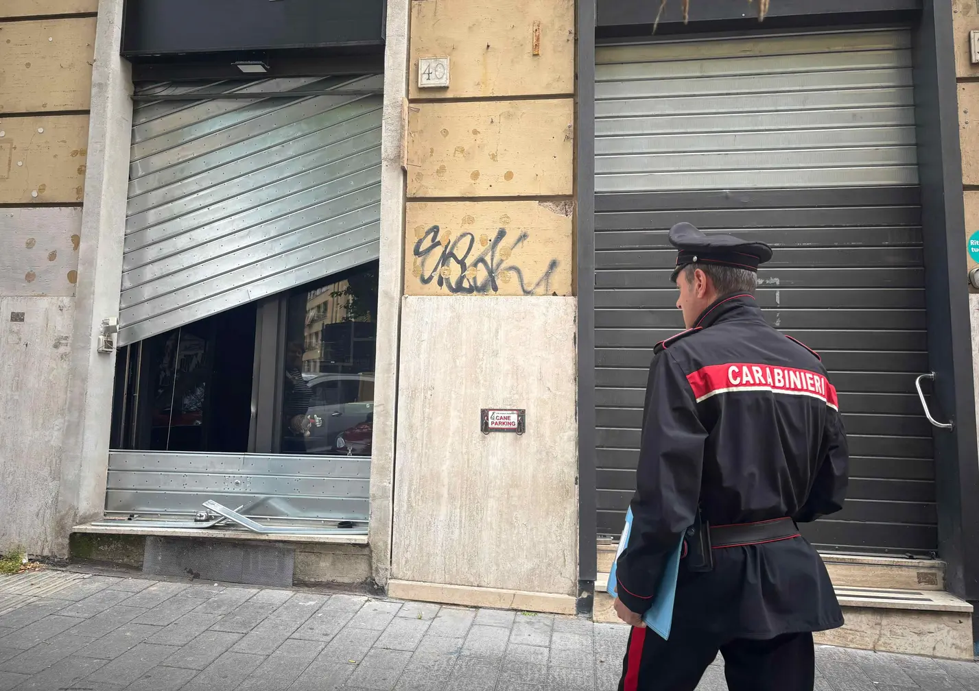 Tentato furto sventato a Roma: sirene dei carabinieri mettono in fuga i ladri