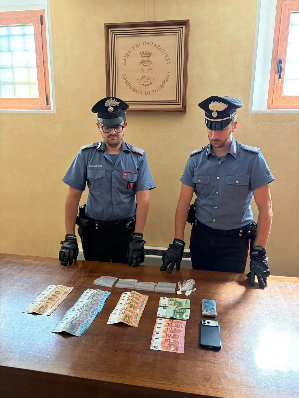 Tolmezzo: 21enne denunciato per droga, trovati cocaina e denaro