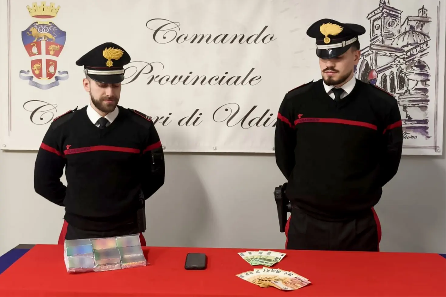 Udine: 21enne arrestato per spaccio, sequestrati hashish e denaro