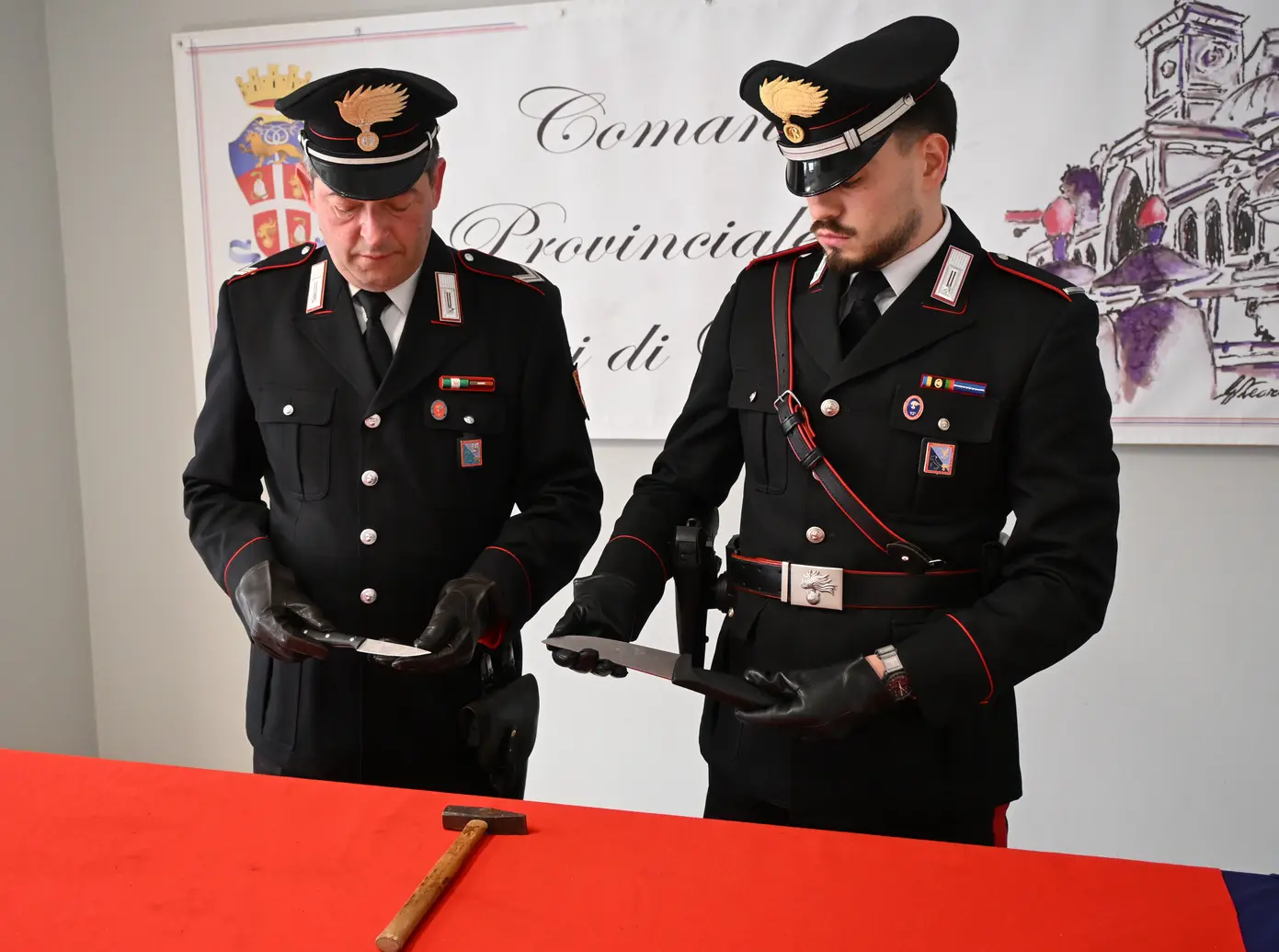 Udine: 4 giovani denunciati per furto, trovati coltelli e martello